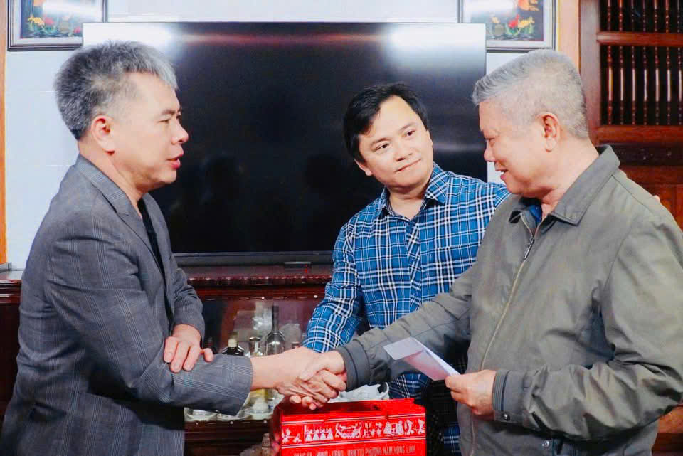 Chủ tịch UBND phường Nam Hồng Lĩnh thăm, chúc tết gia đình chính sách nhân dịp tết Nguyên đán Bính Ngọ