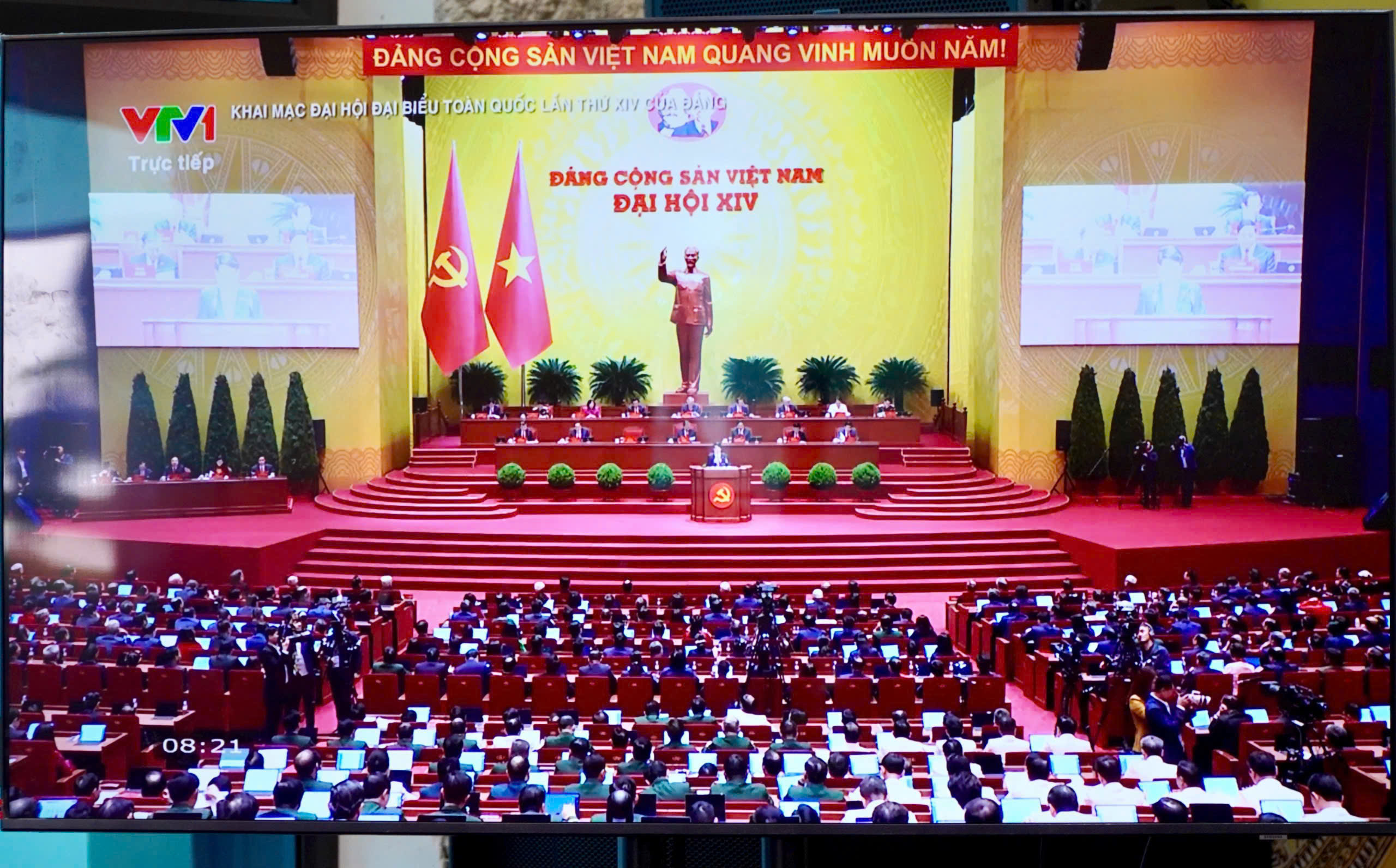 Cán bộ, đảng viên và nhân dân phường Nam Hồng Lĩnh cùng theo dõi Lễ khai mạc Đại hội đại biểu toàn quốc lần thứ XIV của Đảng