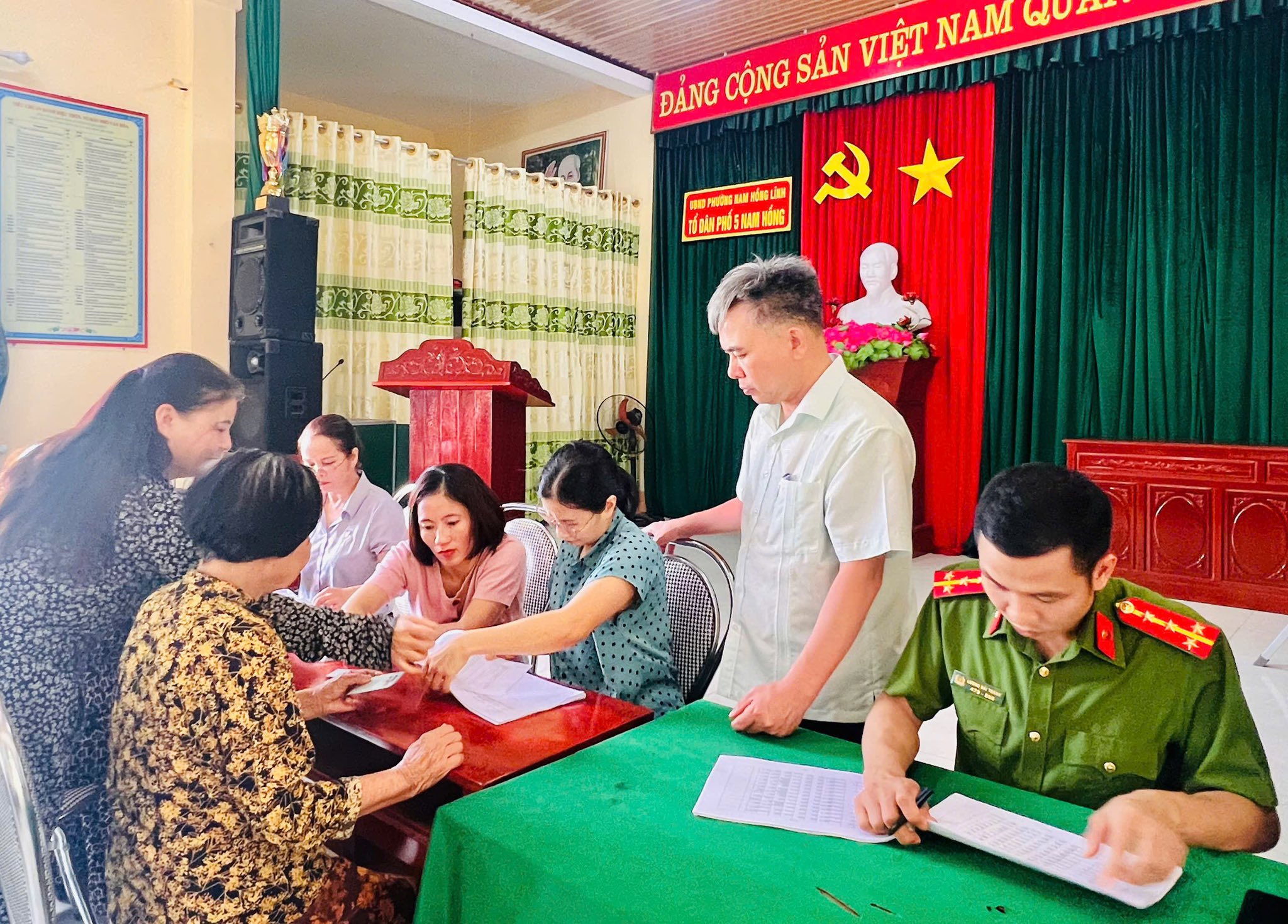 Phường Nam Hồng Lĩnh tổ chức chi trả trực tiếp tiền quà nhân dịp Quốc khánh 02/9 cho người dân