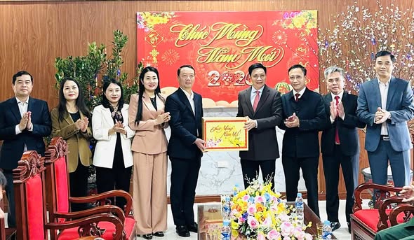 Đồng chí Phan Thiên Định, Phó Bí thư Tỉnh ủy, Chủ tịch UBND tỉnh thăm, chúc tết Đảng bộ, chính quyền và nhân dân phường Nam Hồng Lĩnh