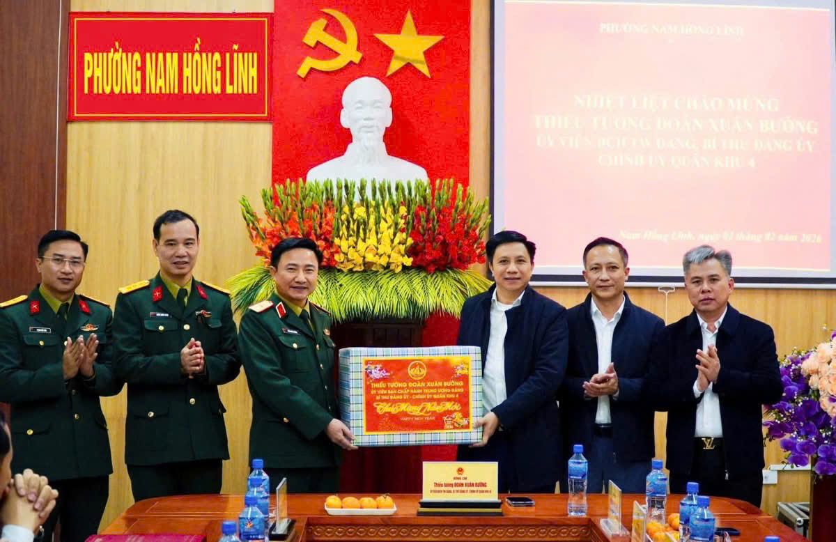 Thiếu tướng Đoàn Xuân Bường -  Ủy viên Trung ương Đảng, Bí thư Đảng ủy, Chính ủy Quân khu IV chúc Tết Đảng ủy, HĐND, UBND, UBMTTQ phường Nam Hồng Lĩnh.