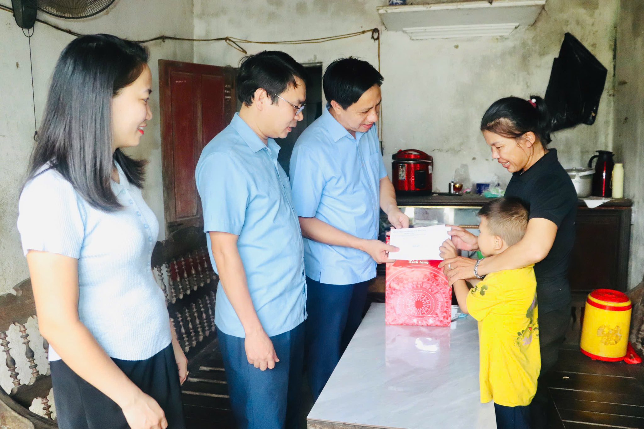 Phường Nam Hồng Lĩnh mang Tết Trung thu yêu thương đến với trẻ em có hoàn cảnh khó khăn 