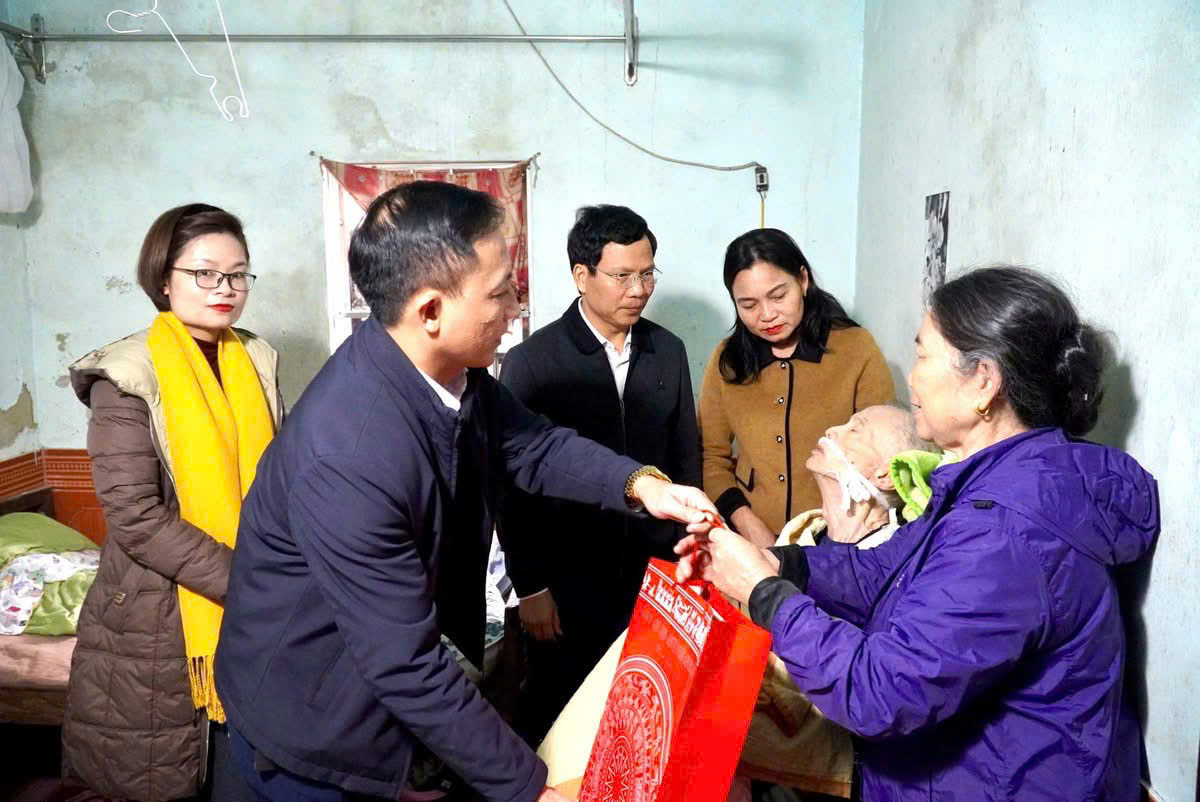 Đồng chí Hoàng Bá Khang, PBT thường trực Đảng uỷ trao quà tết cho người có công với cách mạng nhân dịp Tết Nguyên đán Bính Ngọ