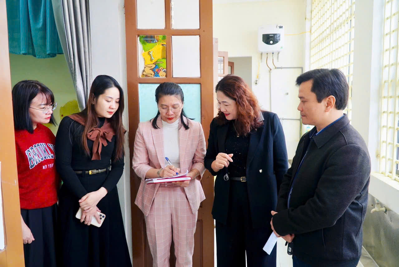 Các Ban Hội đồng nhân dân phường Nam Hồng Lĩnh làm việc với các trường học phục vụ thẩm tra nội dung trình Kỳ họp thứ 5