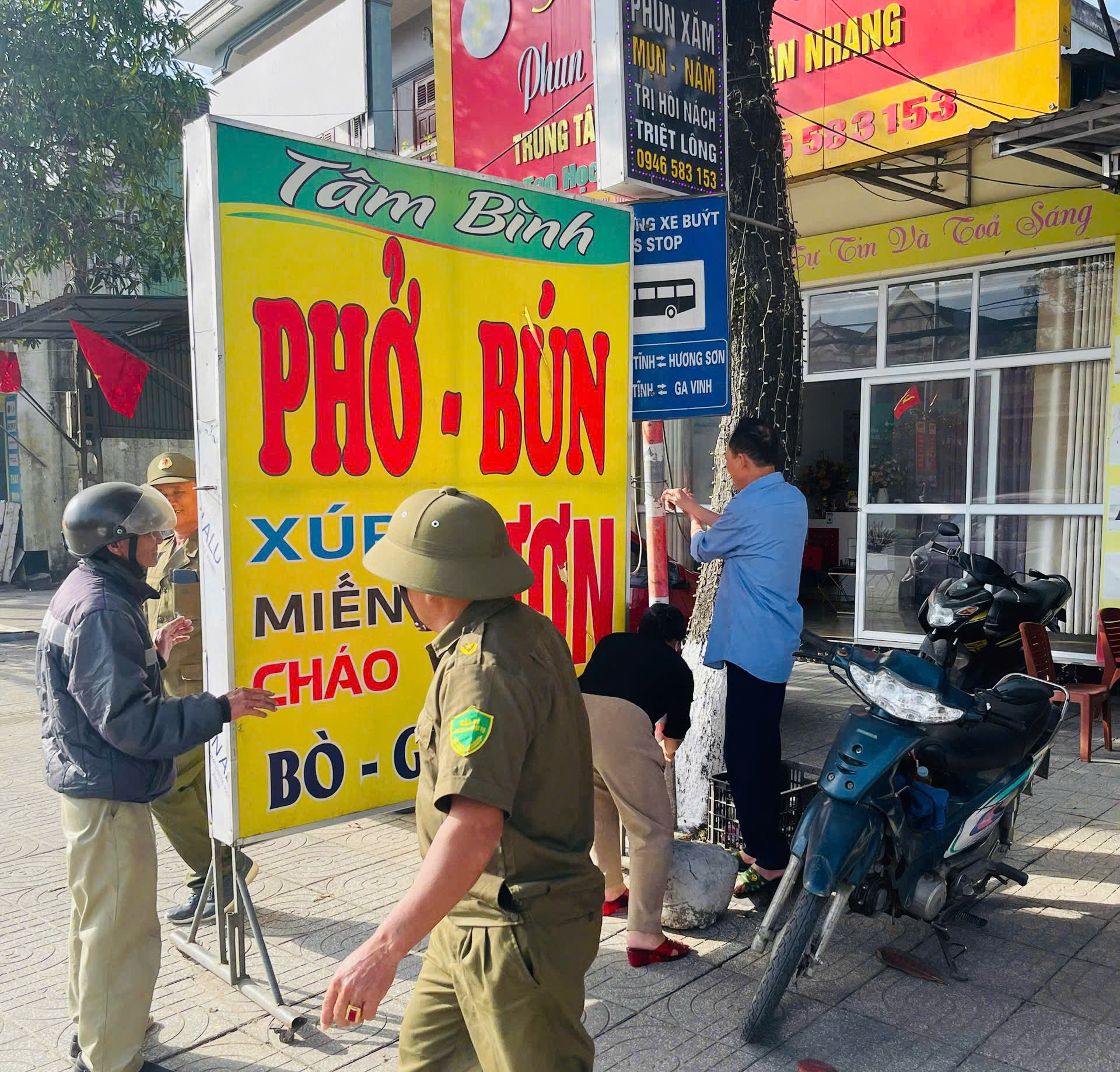 Công an phường Nam Hồng Lĩnh ra quân tuần tra, giải tỏa hành lang an toàn giao thông