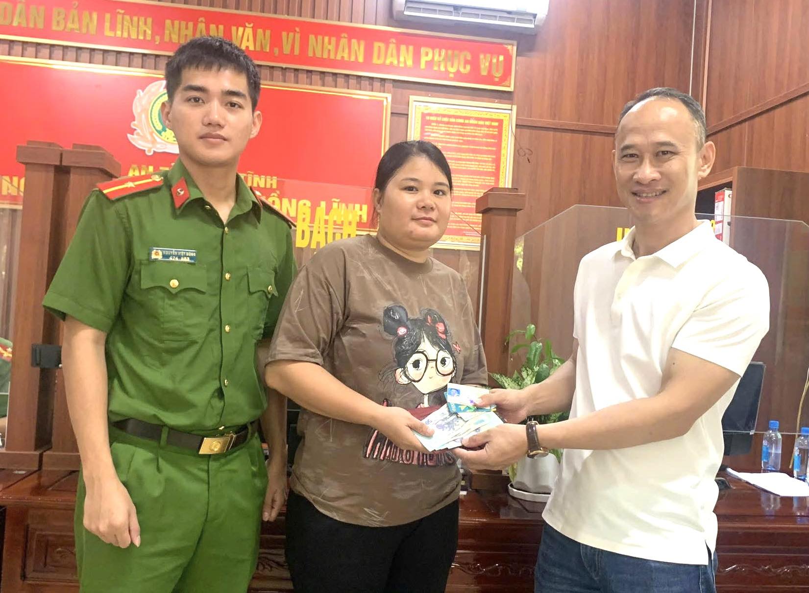 Công dân phường Nam Hồng Lĩnh nhặt được của rơi báo Công an tìm trả lại người đánh mất