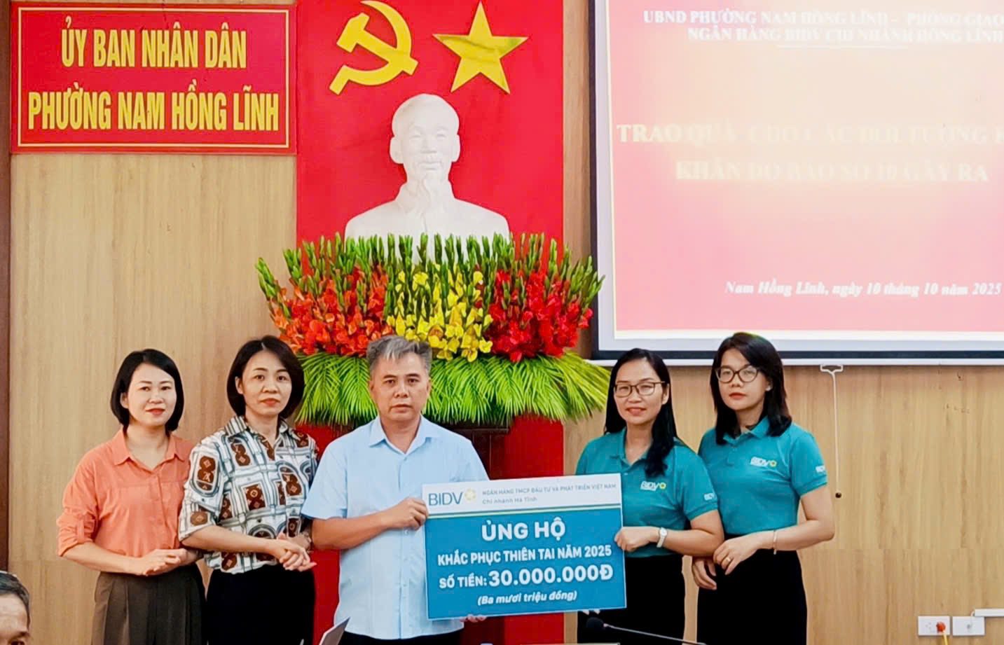 Trao 30 suất quà cho các gia đình khó khăn bị ảnh hưởng bão số 10 tại phường Nam Hồng Lĩnh