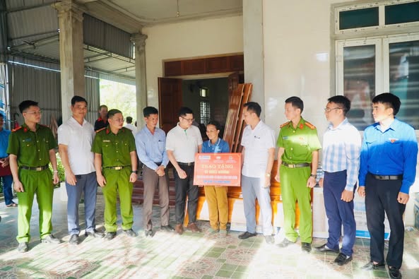 Trao tặng quà cho các gia đình có hoàn cảnh đặc biệt khó khăn ở phường Nam Hồng Lĩnh