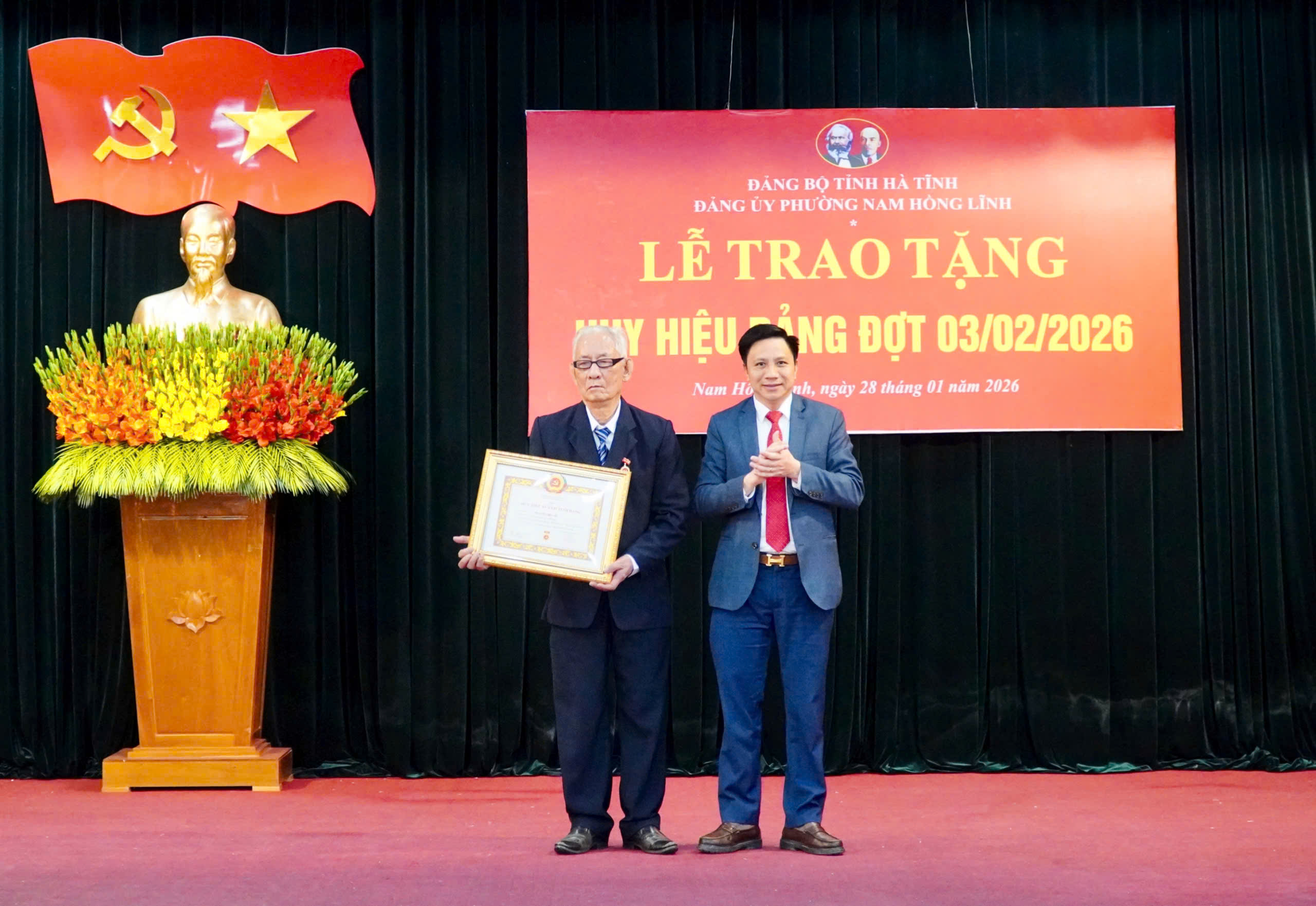 Trang trọng lễ trao Huy hiệu đảng đợt 3/2/2026 ở phường Nam Hồng Lĩnh