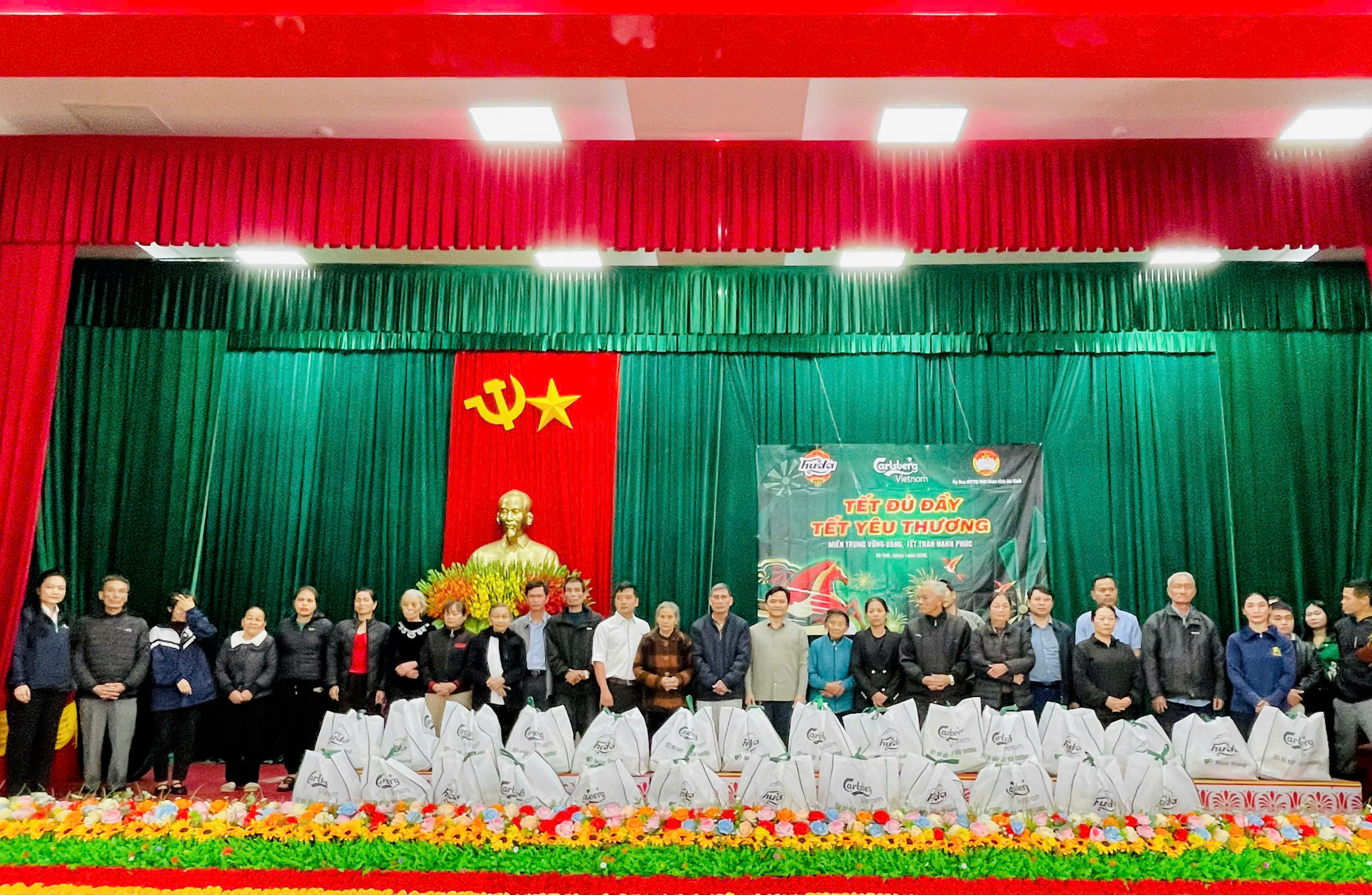 Trao 50 suất quà tết của Công ty bia carlsberg Việt nam - nhãn hàng huda cho các hộ gia đình khó khăn phường Nam Hồng Lĩnh