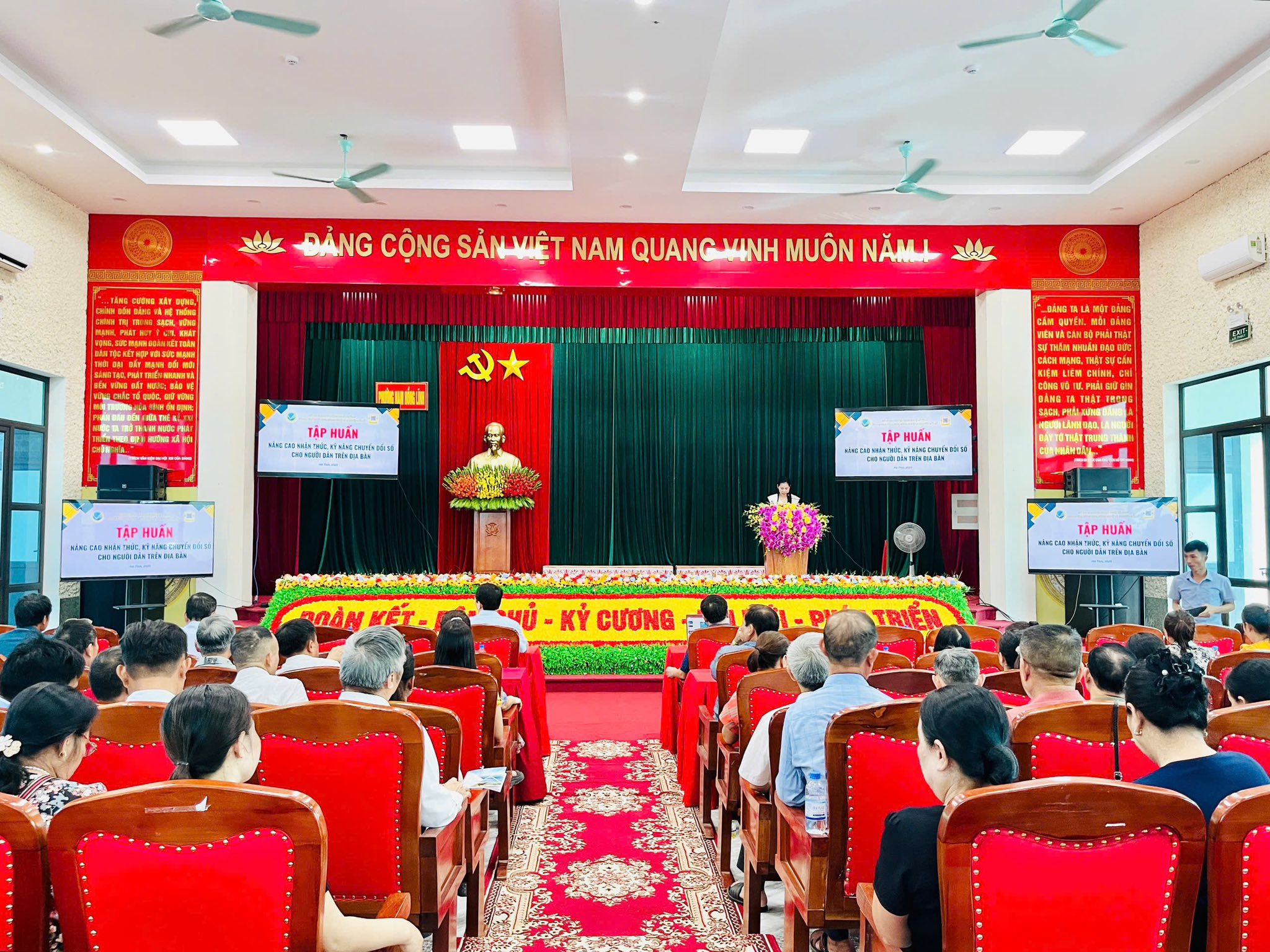 Hơn 100 người dân phường Nam Hồng Lĩnh tham gia lớp tập huấn nâng cao nhận thức, kỹ năng chuyển đổi số 