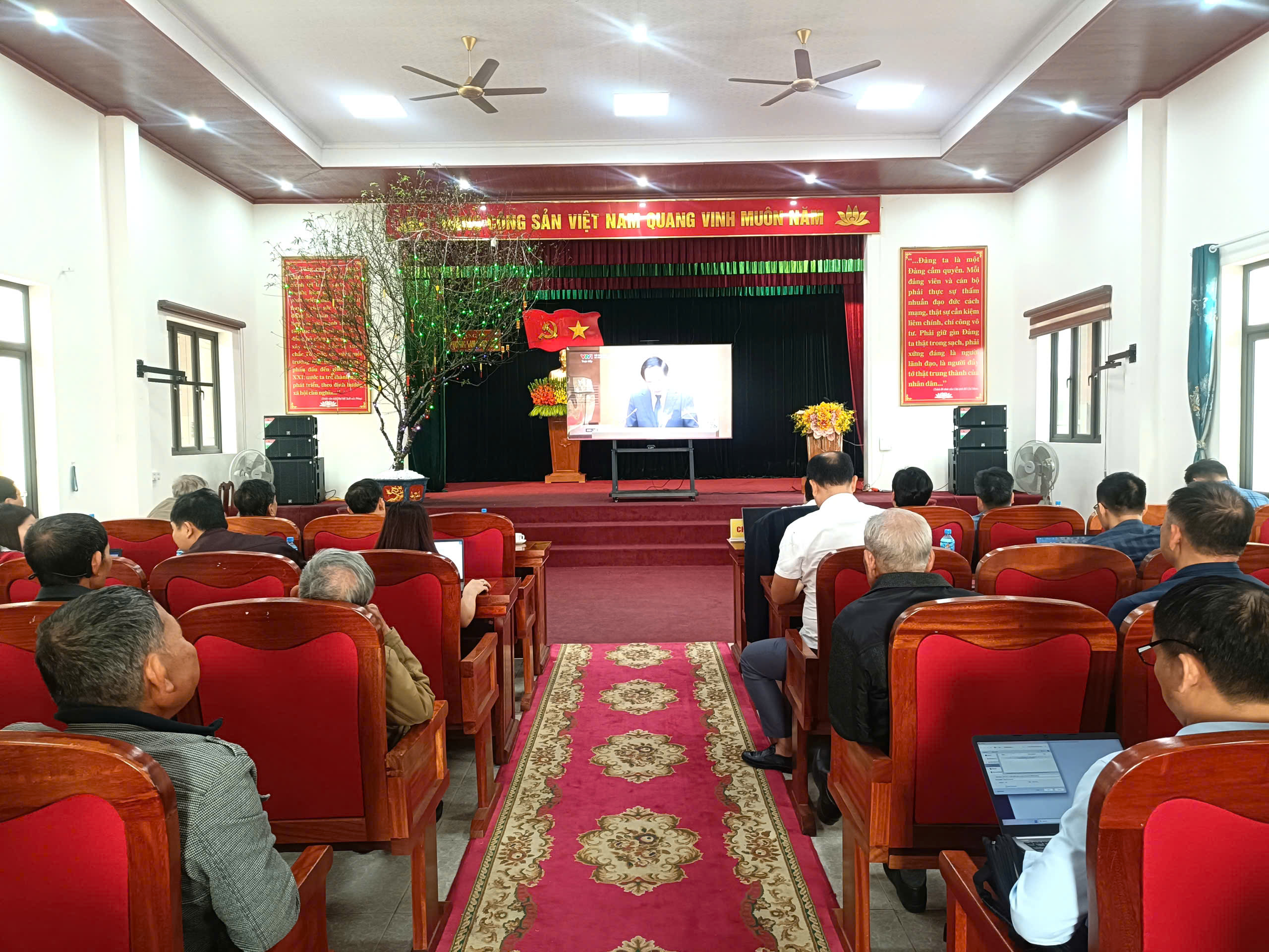 BTV Đảng ủy phường Nam Hồng Lĩnh kết nối đường truyền hội nghị toàn quốc nghiên cứu, học tập, quán triệt và triển khai thực hiện Nghị quyết đại hội đại biểu toàn quốc lần thứ XIV của Đảng