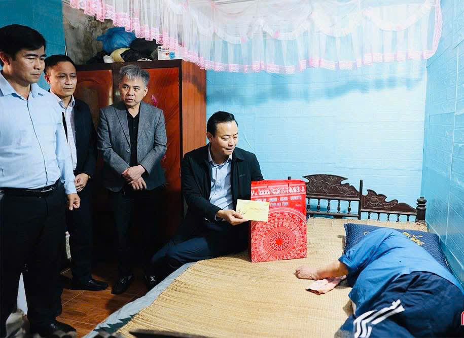 Đồng chí Hà Văn Hùng, UVBTV, Trưởng Ban Tuyên giáo và Dân vận Tỉnh ủy trao tặng quà tết tới người có công ở phường Nam Hồng Lĩnh