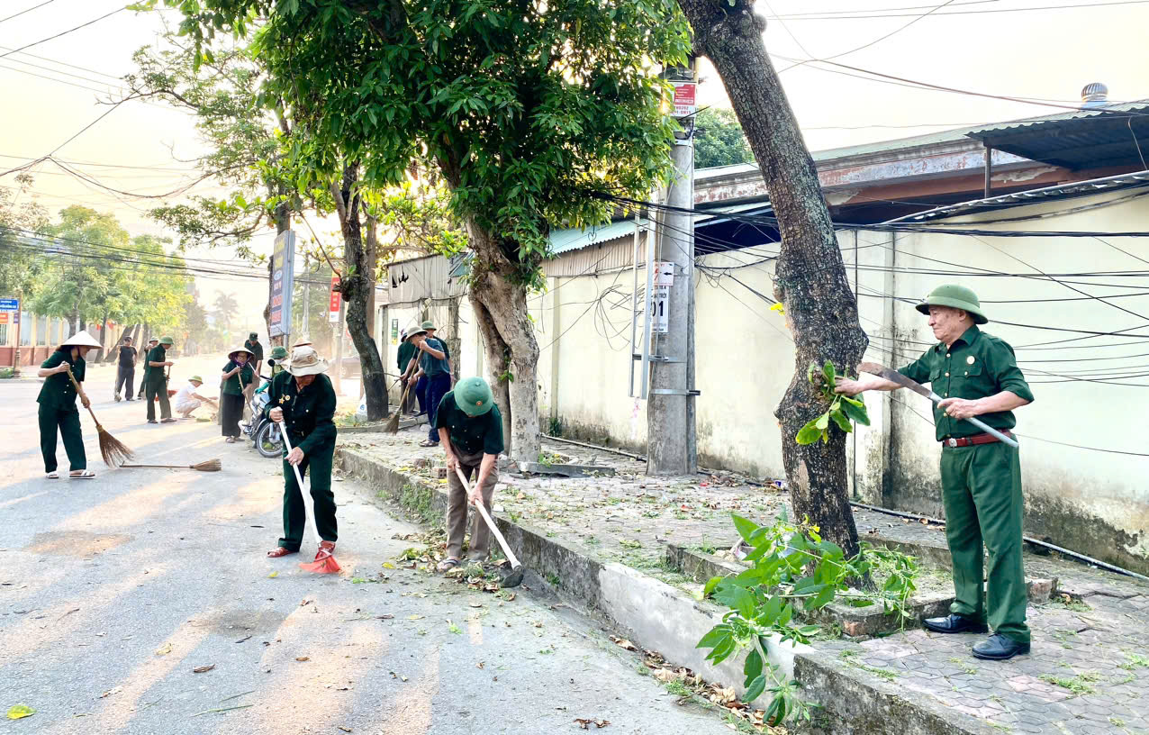 Gần 2.000 người tham gia ra quân vệ sinh môi trường - chung tay xây dựng phường Nam Hồng Lĩnh sáng - xanh - sạch - đẹp
