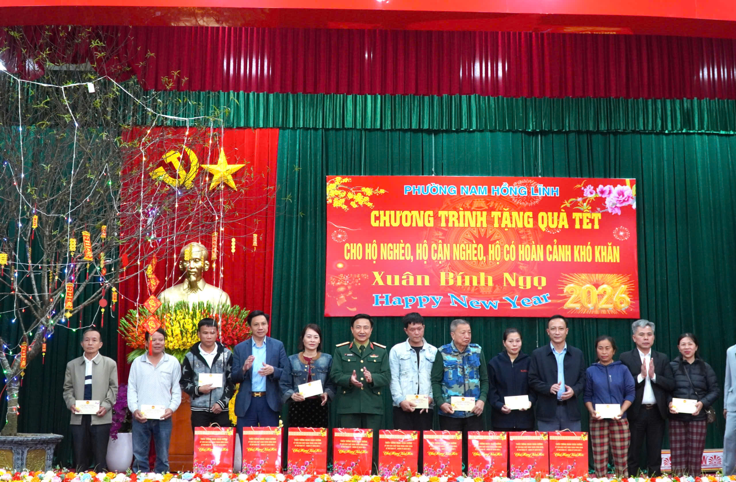 Chính uỷ Quân khu 4, tặng quà cấp uỷ, chính quyền, MTTQ phường và các hộ gia đình chính sách có hoàn cảnh khó khăn.