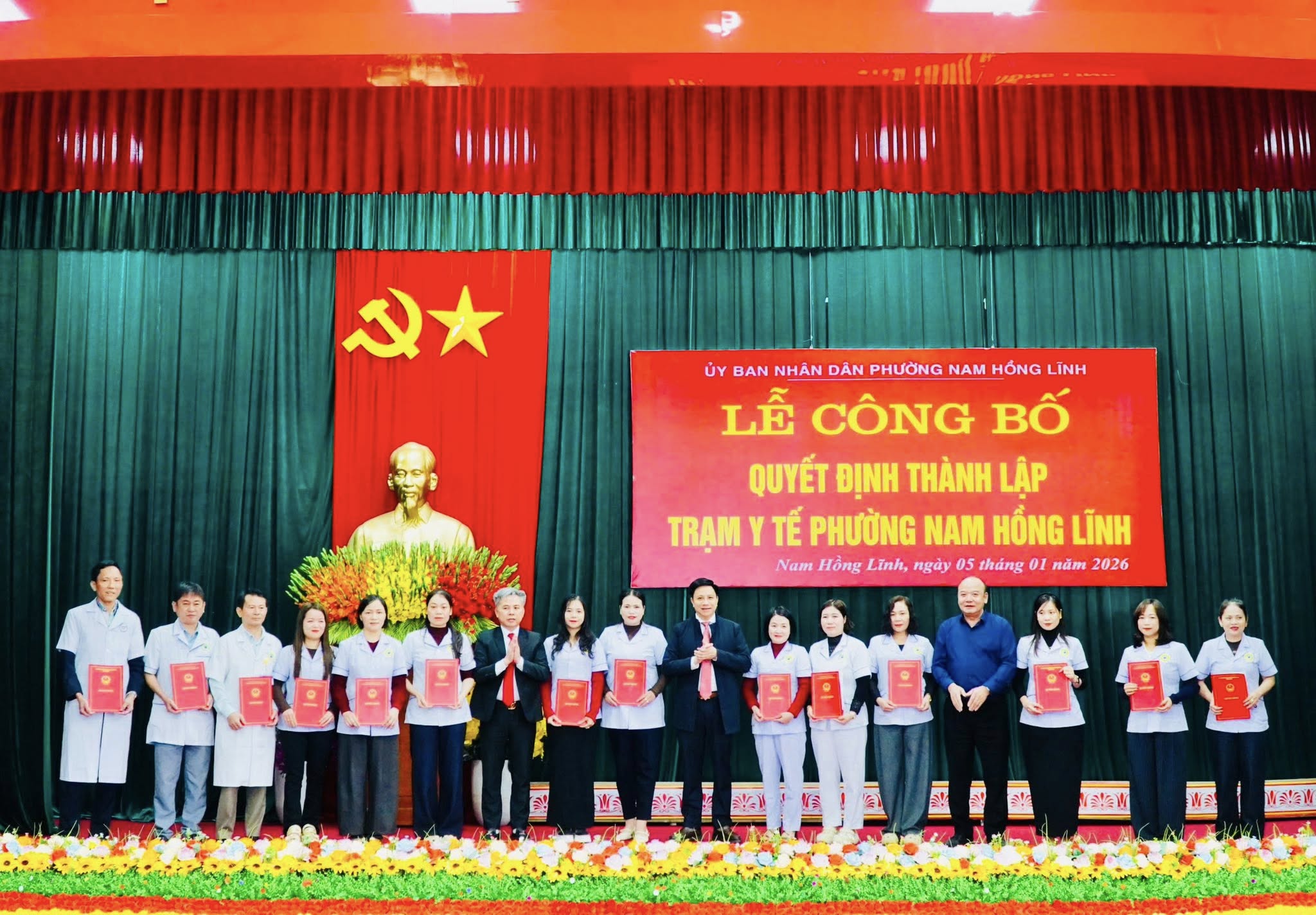 Lễ công bố Quyết định thành lập Trạm Y tế phường Nam Hồng Lĩnh và tiếp nhận, bố trí viên chức về Trạm Y tế phường Nam Hồng Lĩnh