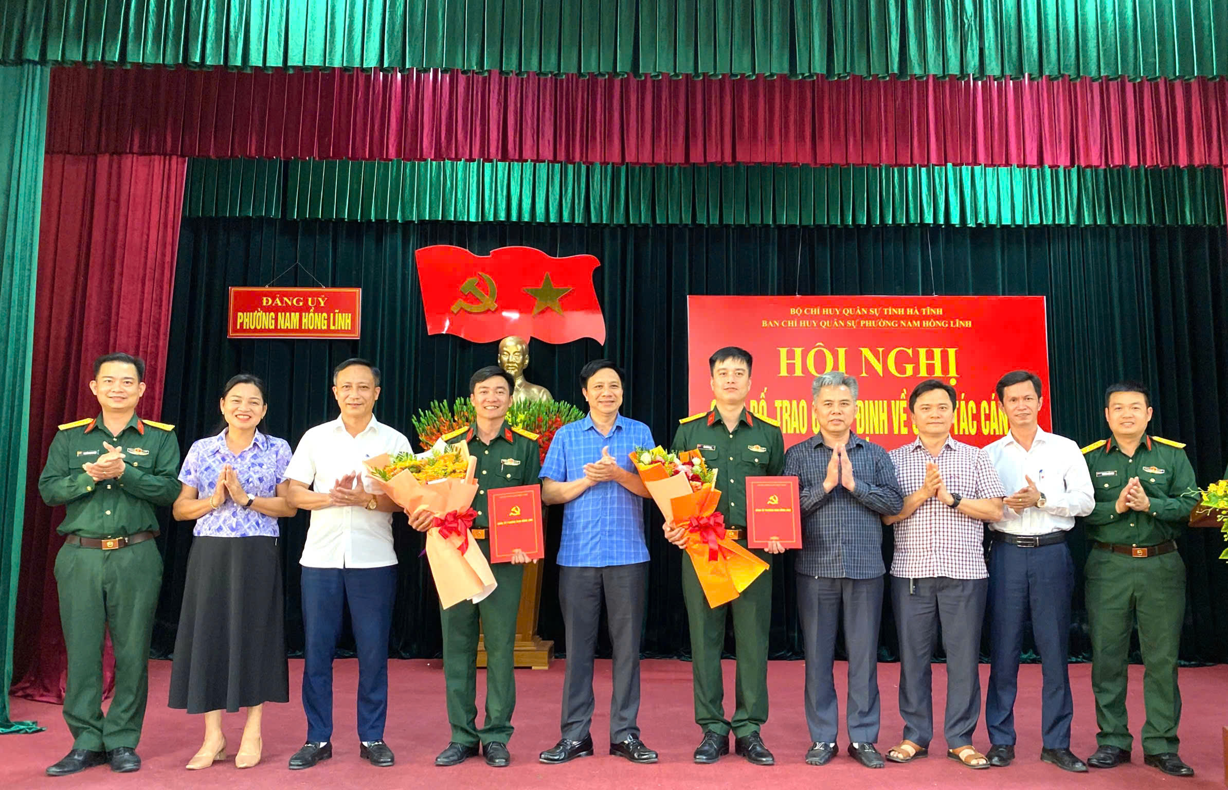 Chi bộ quân sự phường Nam Hồng Lĩnh trao quyết định thăng quân hàm cho 2 đồng chí cán bộ thuộc Ban CHQS  phường