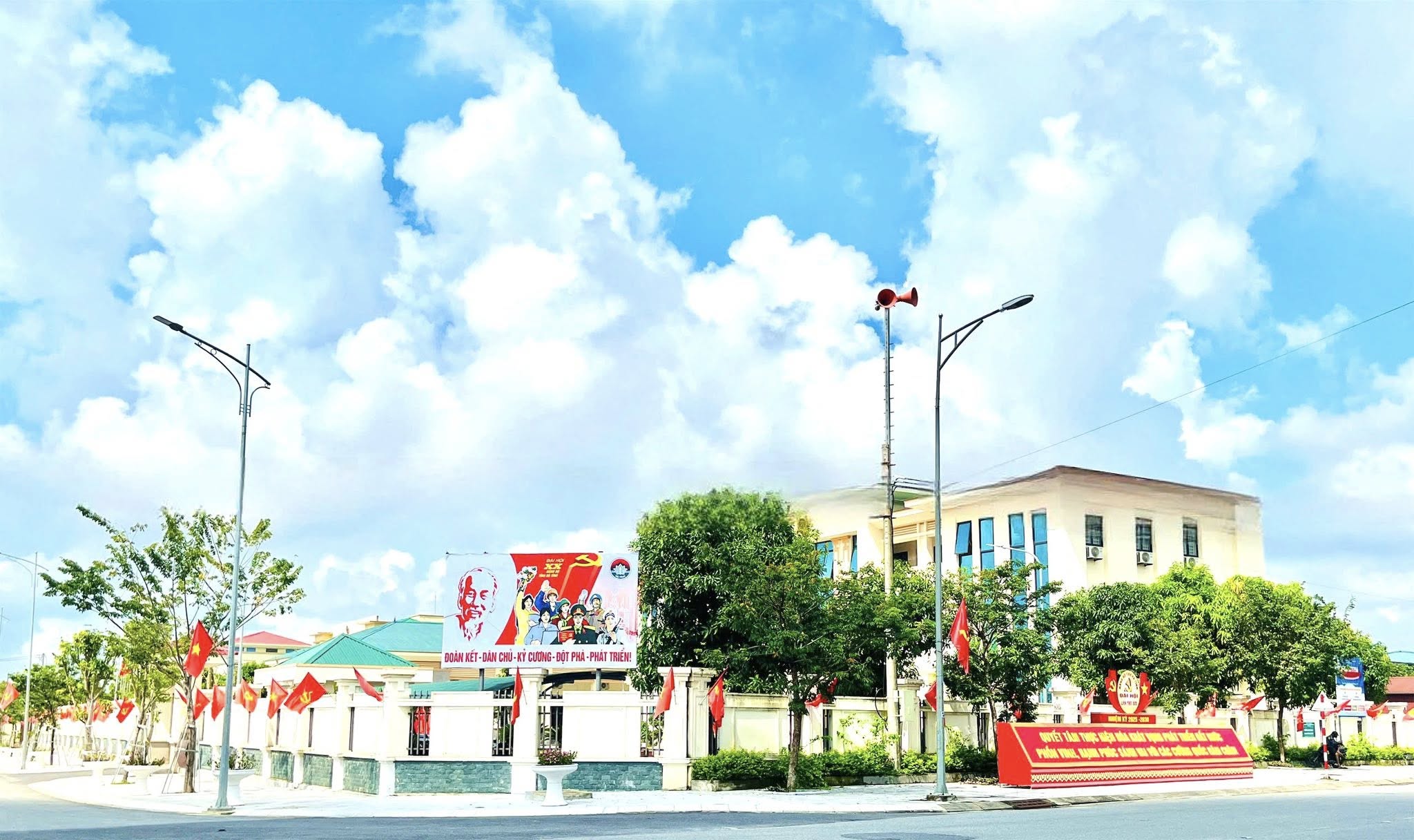 Những tuyến phố ở phường Nam Hồng Lĩnh rực rỡ cờ, hoa chào mừng Đại hội  Đảng bộ tỉnh Hà Tĩnh lần thứ XX, nhiệm kỳ 2025-2030.