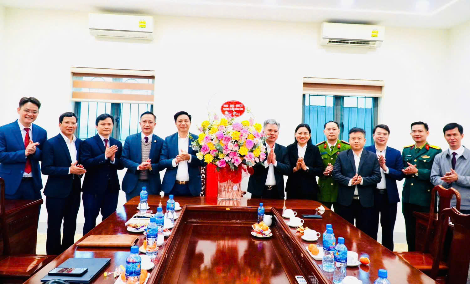 Tặng hoa chúc mừng Đảng ủy phường nhân kỷ niệm 96 năm ngày thành lập Đảng Cộng sản Việt Nam  3/2.