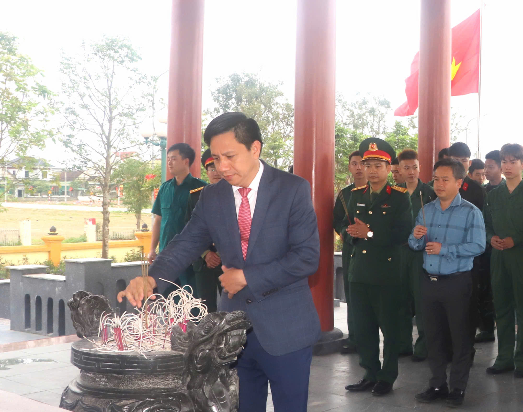 Lãnh đạo phường và thanh niên chuẩn bị lên đường nhập ngũ dâng hương tri ân các anh hùng liệt sỹ