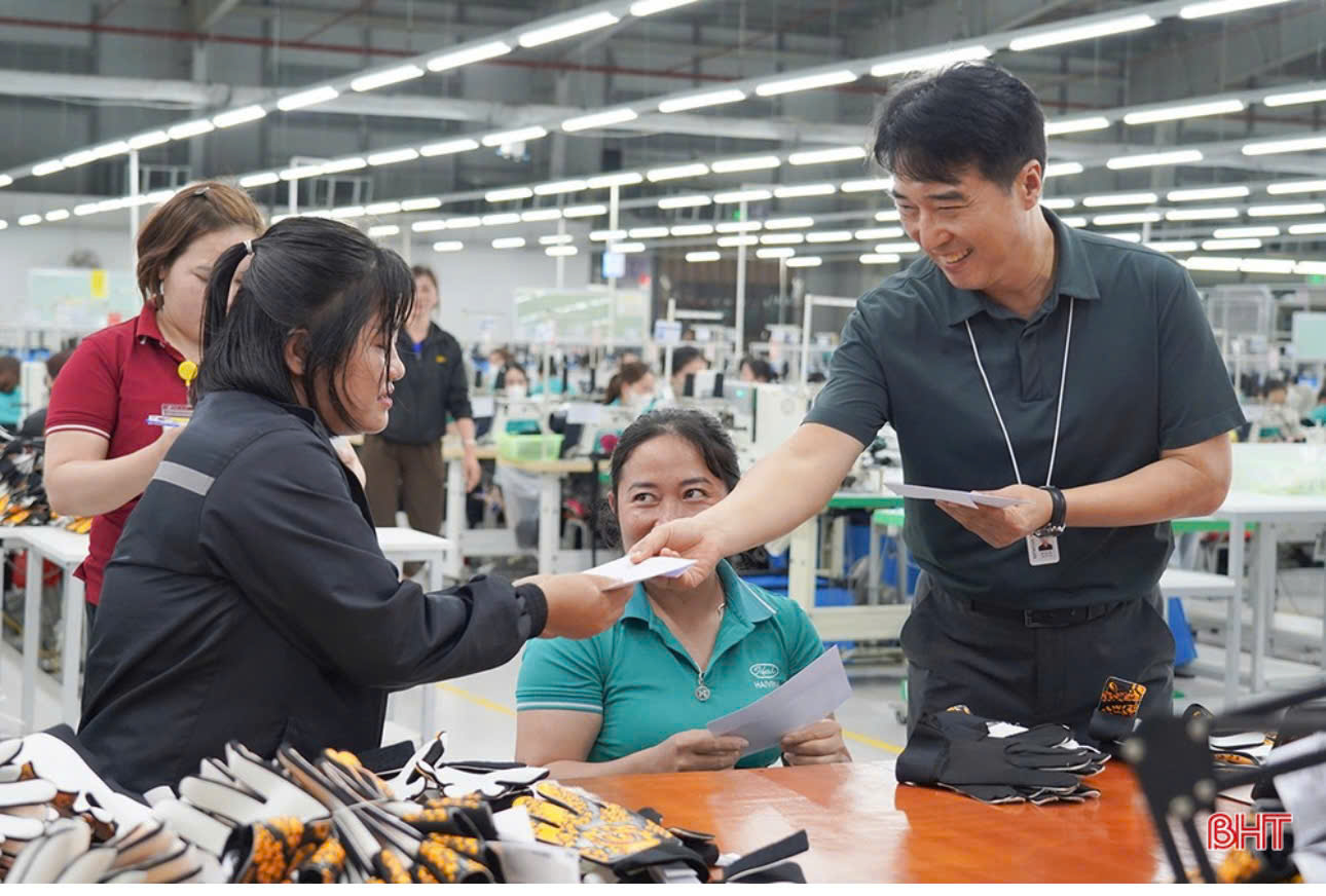 Công ty TNHH Haivina Hồng Lĩnh chi 650 triệu đồng để hỗ trợ tiền xăng xe cho hơn 1.300 lao động