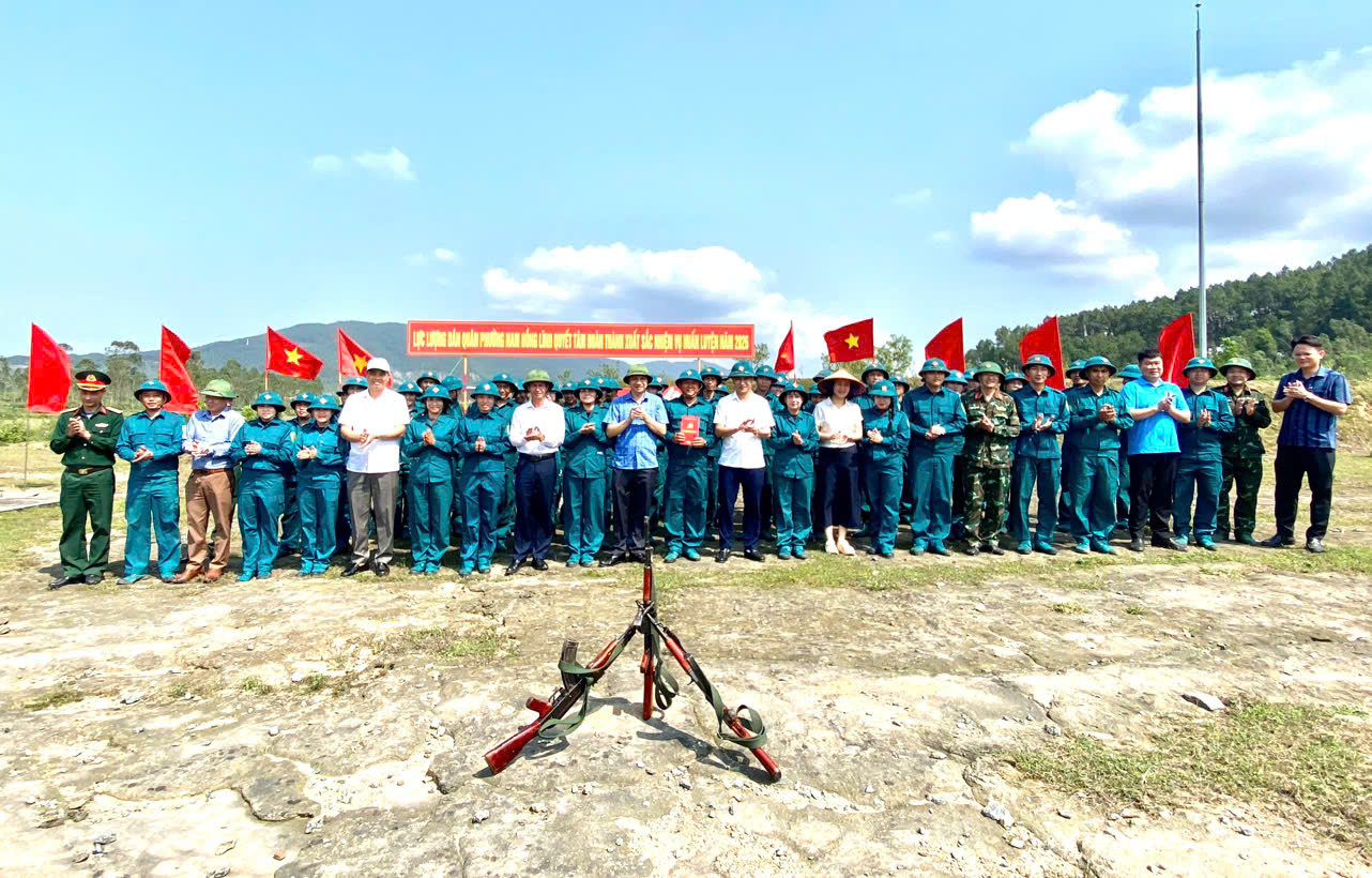 Lãnh đạo phường Nam Hồng Lĩnh động viên lực lượng huấn luyện dân quân năm thứ nhất