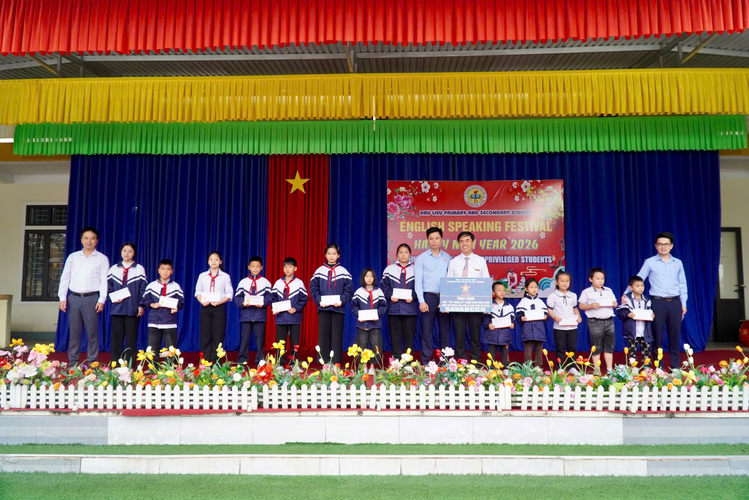 Trường Tiểu học và THCS Đậu Liêu trao quà Tết cho học sinh có hoàn cảnh khó khăn