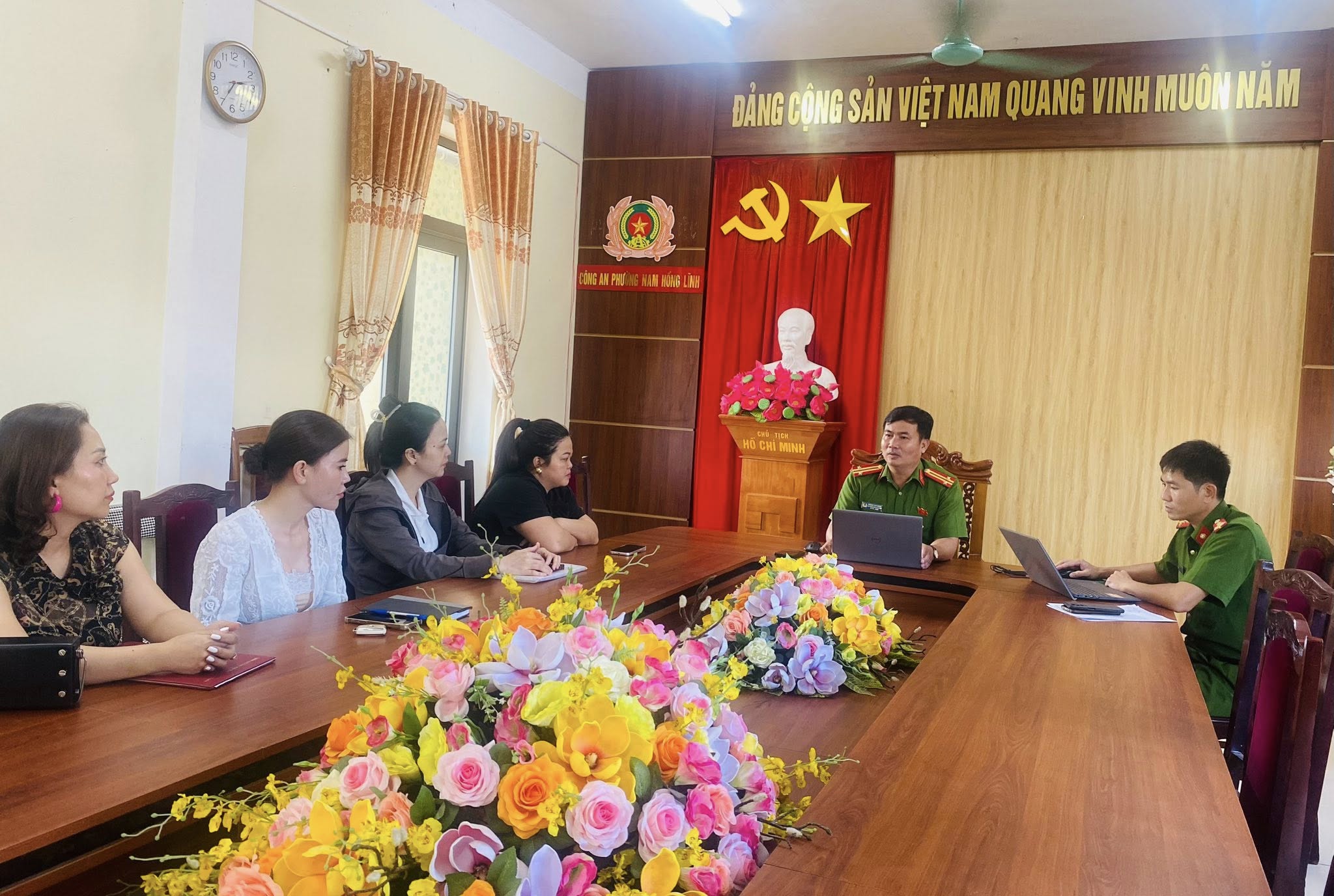 Công an phường Nam Hồng Lĩnh tuyên truyền, hướng dẫn, ký cam kết đối với các cơ sở kinh doanh dịch vụ thẩm mỹ, chăm sóc sức khoẻ 