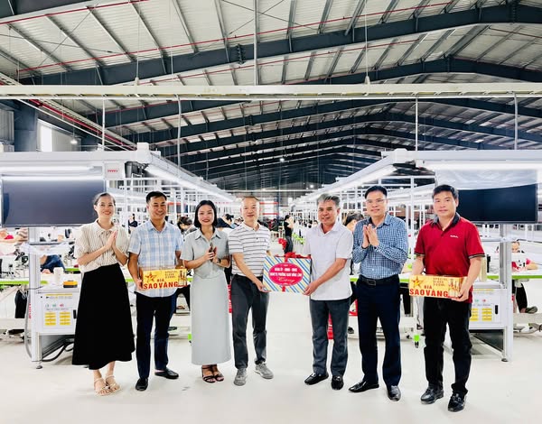 Chủ tịch UBND phường Nam Hồng Lĩnh kiểm tra hoạt động sản xuất kinh doanh và động viên chúc mừng Công ty TNHH Trang phục Quốc tế Gaiwach Hà Tĩnh đi vào hoạt động