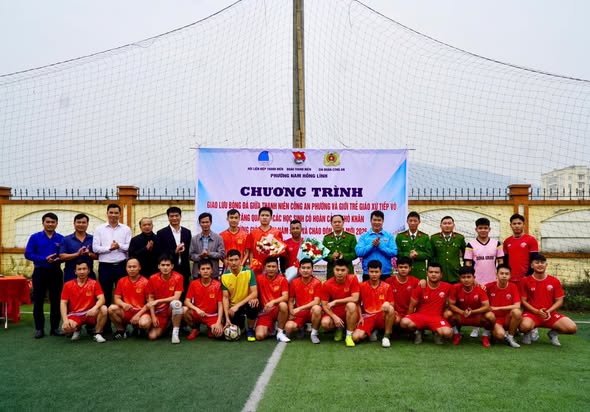 Tặng quà cho các em học sinh vùng giáo có hoàn cảnh khó khăn và giao lưu bóng đá thắt chặt tình đoàn kết giữa tuổi trẻ Nam Hồng Lĩnh và thanh niên giới trẻ Giáo xứ Tiếp Võ