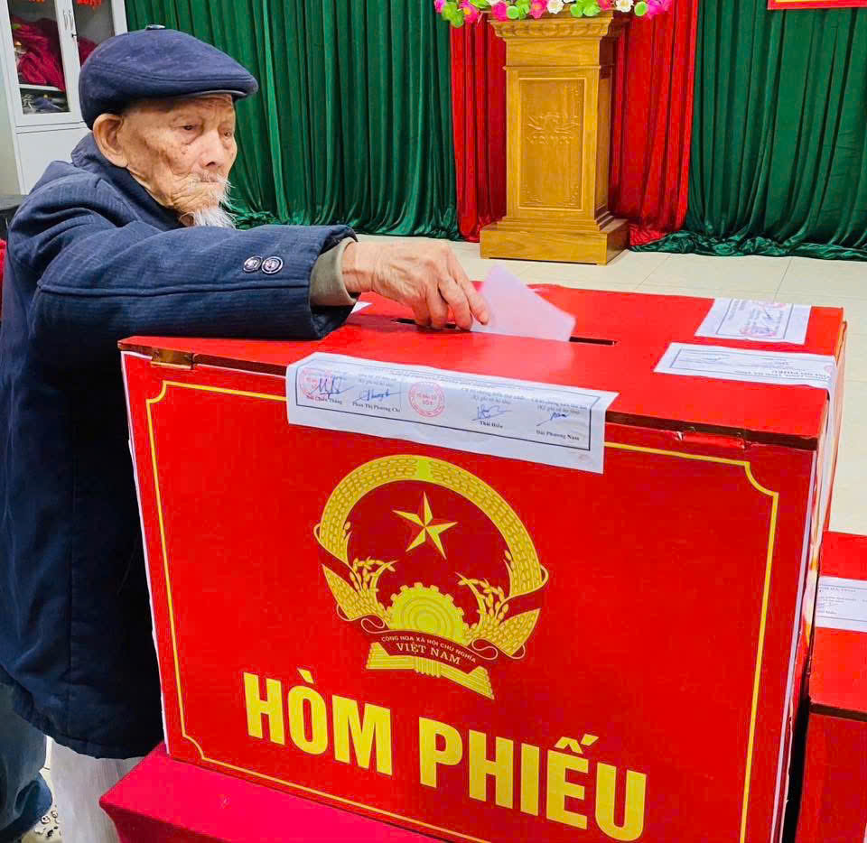 Cử tri 100 tuổi - gương mẫu thực hiện quyền công dân