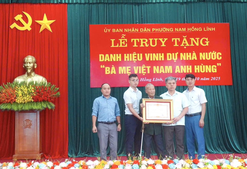 UBND phường Nam Hồng Lĩnh tổ chức Lễ truy tặng Danh hiệu vinh dự nhà nước "Bà mẹ Việt Nam anh hùng" cho mẹ Lâm Thị em
