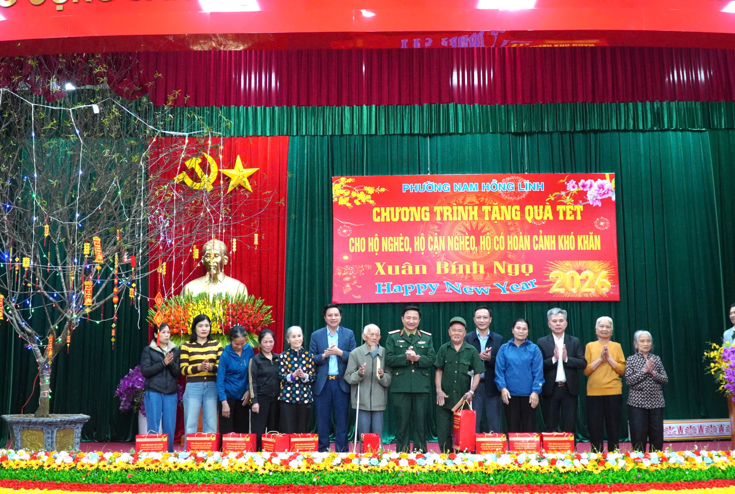 Phường Nam Hồng Lĩnh trao 245 suất quà tết cho các gia đình chính sách, hộ nghèo và hộ cận nghèo trên địa bàn phường