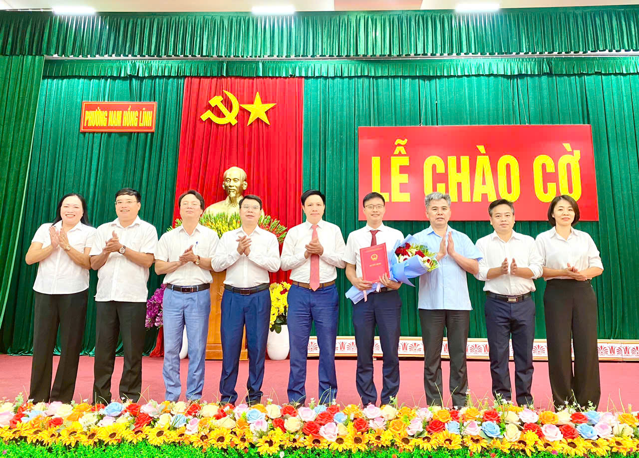 Công bố quyết định bổ nhiệm Giám đốc Trung tâm phục vụ hành chính công phường Nam Hồng Lĩnh