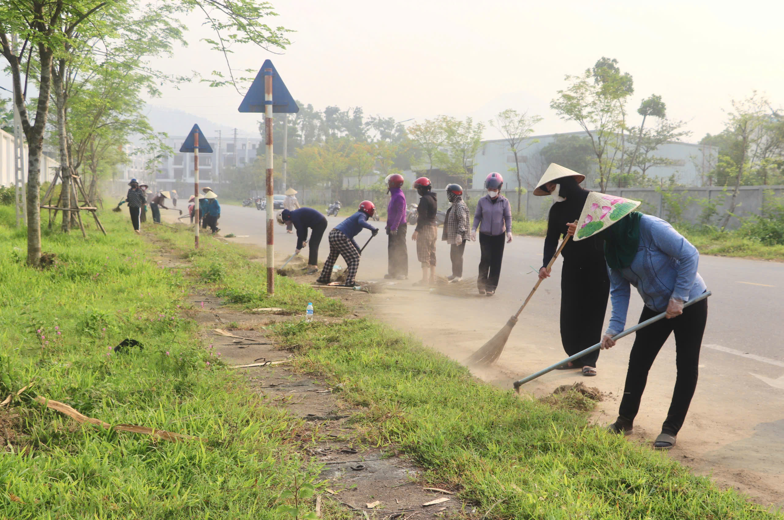 Gần 250 phụ nữ phường Nam Hồng Lĩnh ra quân vệ sinh đường giao thông tại cụm công nghiệp Nam Hồng