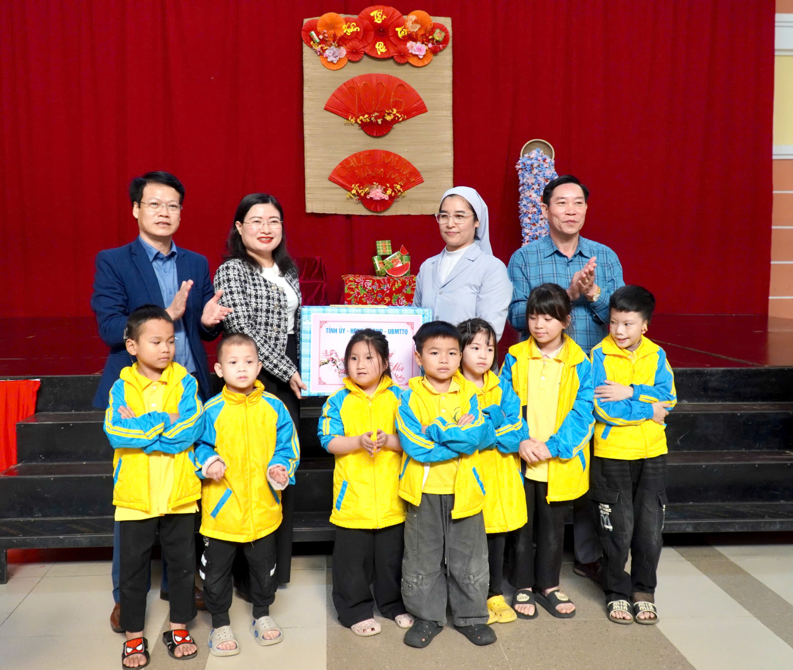 Đồng chí Phó chủ tịch UBND tỉnh Lê Thị Nguyệt cùng lãnh đạo phường Nam Hồng Lĩnh chúc tết Trung tâm hỗ trợ phát triển - giáo dục hòa nhập trẻ khuyết tật Hồng Lĩnh