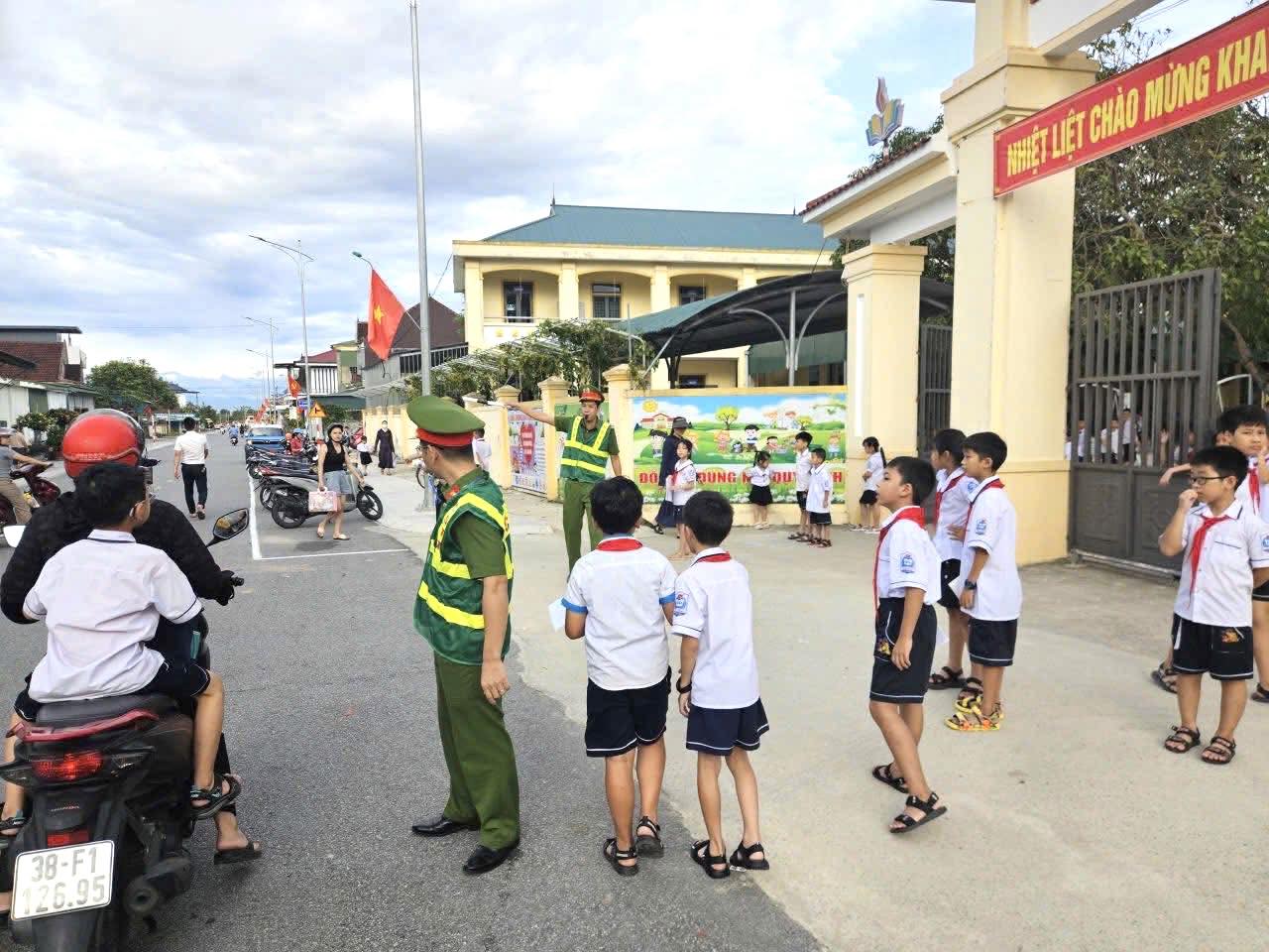 Công an phường Nam Hồng Lĩnh tăng cường xử lý tình trạng học sinh vi phạm luật trật tự an toàn giao thông