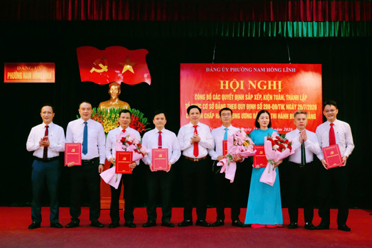  Đảng ủy phường Nam Hồng Lĩnh công bố các quyết định sắp xếp, kiện toàn và thành lập các Chi bộ cơ quan, đơn vị chuyên môn trực thuộc