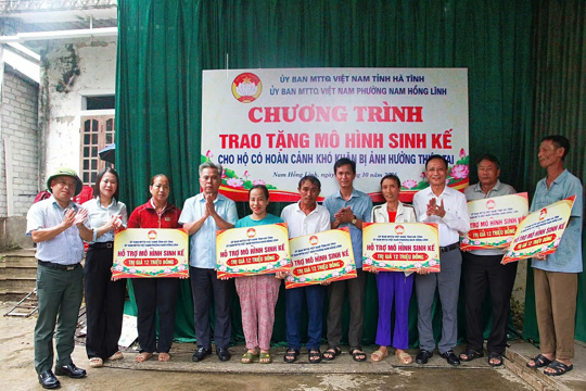 Trao 8 mô hình sinh kế, tiếp sức hộ khó khăn vươn lên thoát nghèo