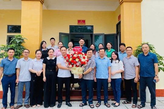 Thường trực Đảng ủy tặng hoa chúc mừng Ban Xây dựng Đảng nhân kỷ niệm 96 năm ngày truyền thống ngành tuyên giáo của Đảng (01/8/1930 - 01/8/2026)
