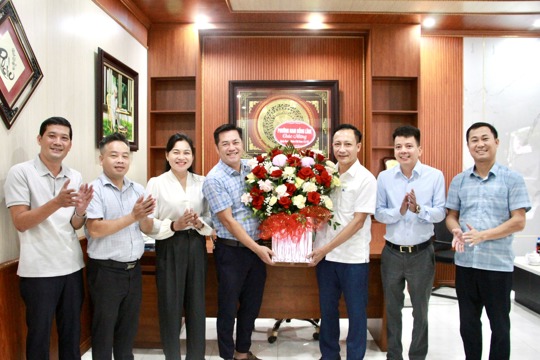 Phó Bí thư thường trực Đảng uỷ và lãnh đạo phường tặng hoa chúc mừng các doanh nghiệp, doanh nhân. 