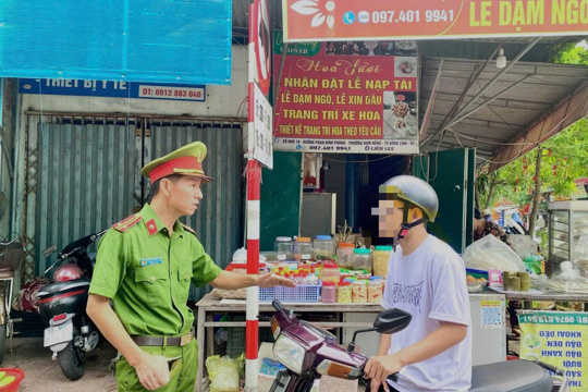 Công an phường Nam Hồng Lĩnh phối hợp với Tổ cảnh sát giao thông địa bàn Hồng Lĩnh xử lý nghiêm các trường hợp dừng, đỗ xe sai quy định trên đường Phan Đình Phùng và Phạm Khắc Hòe