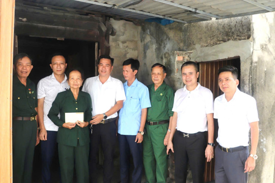 Hội doanh nghiệp phường trao quà tri ân Cựu thanh niên xung phong có hoàn cảnh khó khăn
