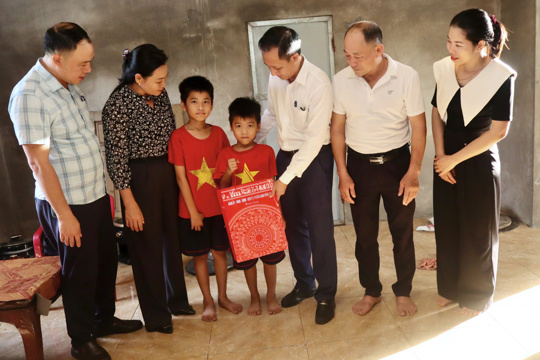 Phó Bí thư Thường trực Đảng ủy phường Nam Hồng Lĩnh tặng quà Trung thu cho trẻ em có hoàn cảnh khó khăn