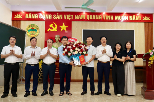 Lãnh đạo phường Nam Hồng Lĩnh và Bắc Hồng Lĩnh tặng hoa chúc mừng hội đồng coi thi tốt nghiệp THPT năm 2026 tại điểm thi THPT Hồng Lĩnh 