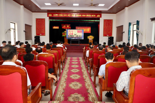 Kết nối đường truyền tham dự hội nghị toàn quốc sơ kết 01 năm vận hành mô hình tổ chức tổng thể của hệ thống chính trị và mô hình chính quyền 3 cấp
