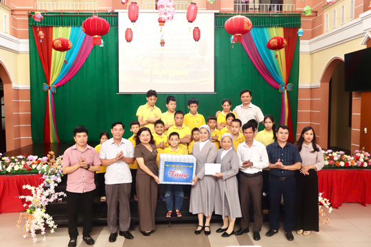 Phó chủ tịch UBND tỉnh Nguyễn Thị Nguyệt trao quà trung thu, lan tỏa sự quan tâm đến trẻ em có hoàn cảnh khó khăn tại phường Nam Hồng Lĩnh