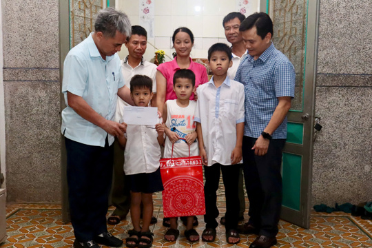 Chủ tịch UBND phường Nam Hồng Lĩnh thăm, tặng quà Tết Trung thu  cho một số trẻ em con hộ nghèo, hộ có hoàn cảnh khó khăn trên địa bàn