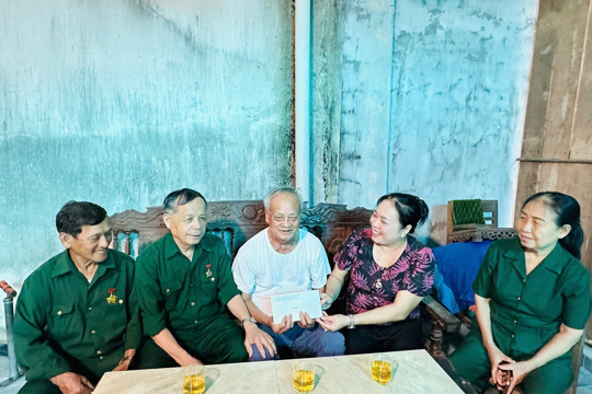 Trung tâm dịch vụ tổng hợp phường Nam Hồng Lĩnh trao quà tri ân cựu thanh niên xung phong có hoàn cảnh khó khăn