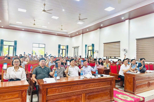 Cán bộ và nhân dân phường Nam Hồng Lĩnh tích cực cài đặt và sử dụng ứng dụng Công dân số i-HaTinh